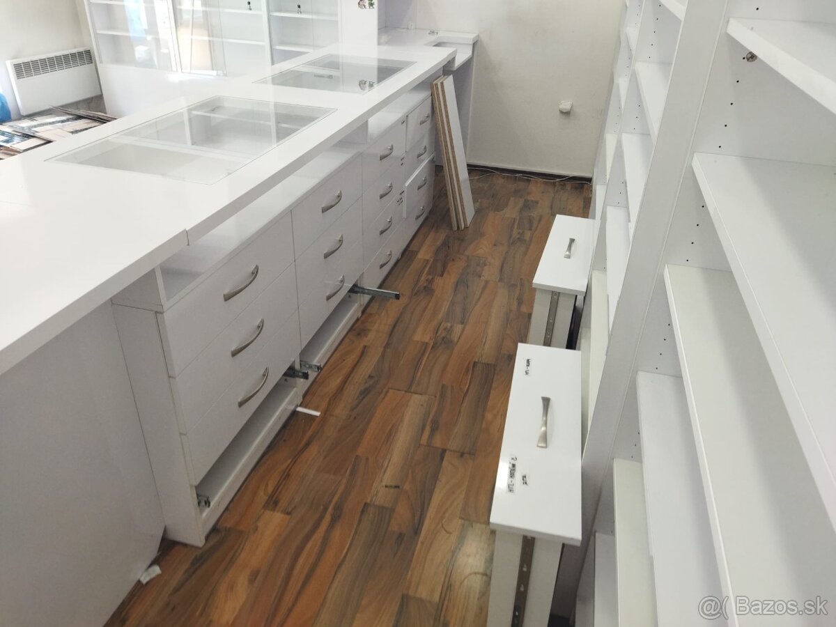 Kompletné vybavenie predajne – pulty a skrine (top stav) - 7