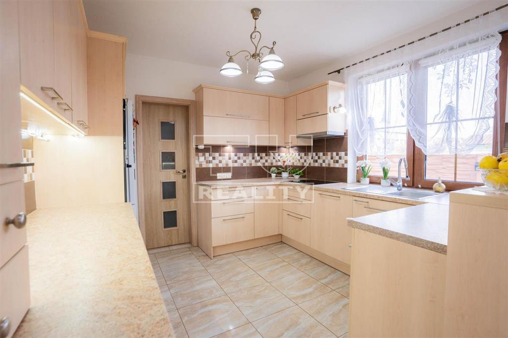 Na predaj priestranný rodinný dom Uhrovec okr. Bánovce... - 7