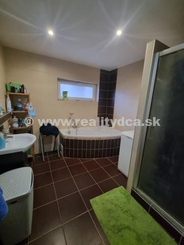 Predáme rodinný dom v centre obce Bolešov - 7