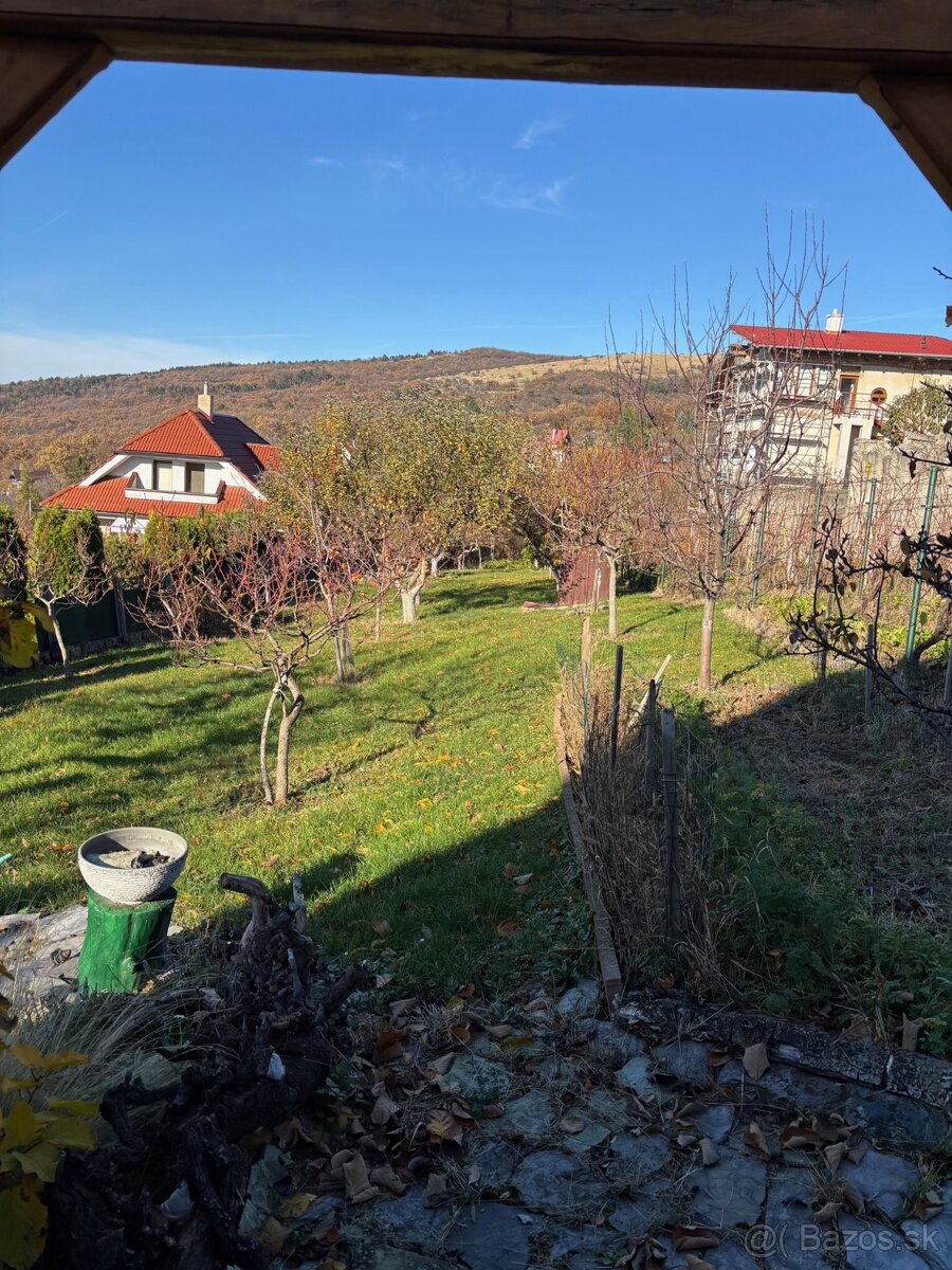 Stavebný pozemok s malou chatkou - 7