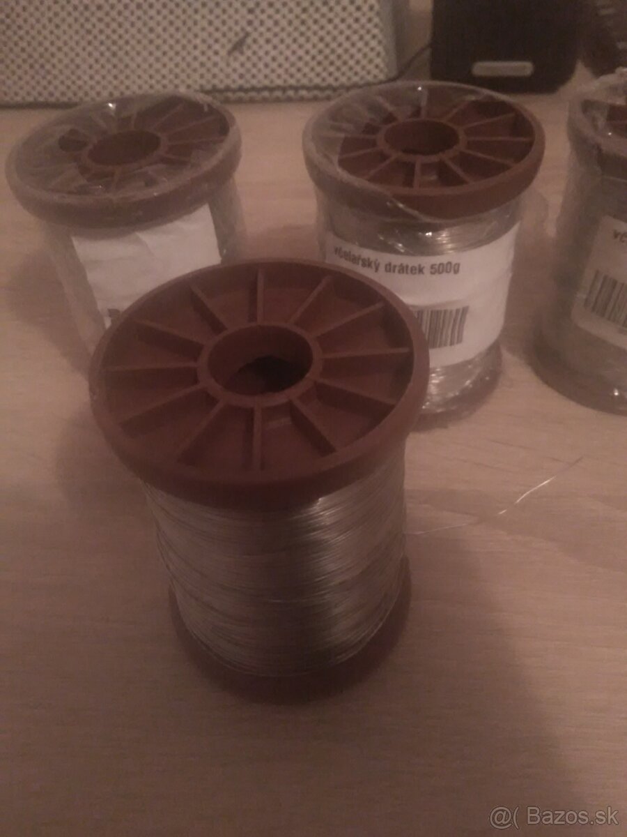 VČELY: Predám chránič materskej bunky + medocukrové cesto... - 7