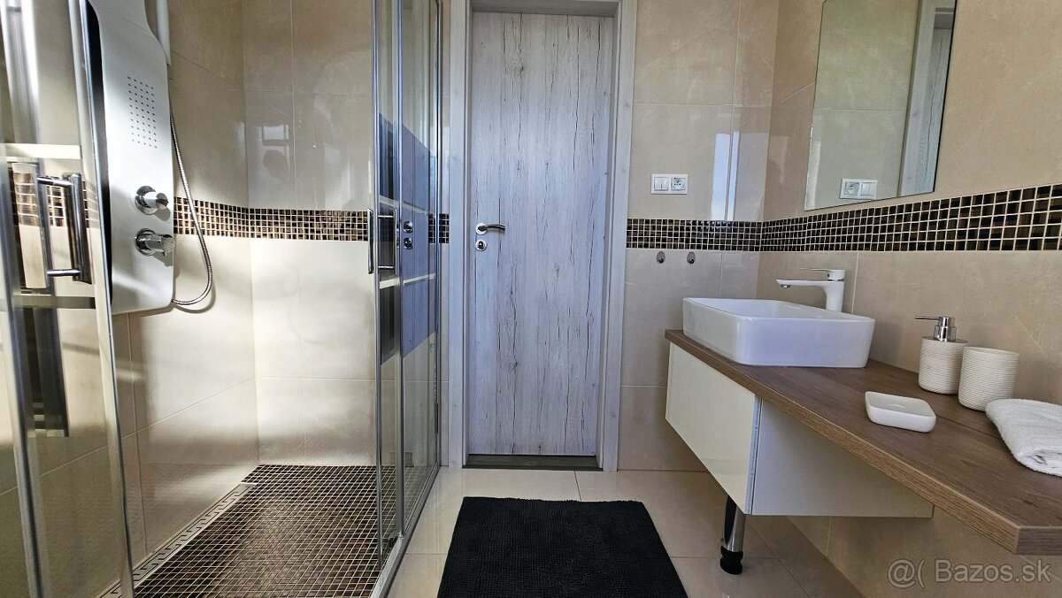 EXKLUZÍVNE Moderný zariadený 4-izbový rodinný dom, 2 k - 7