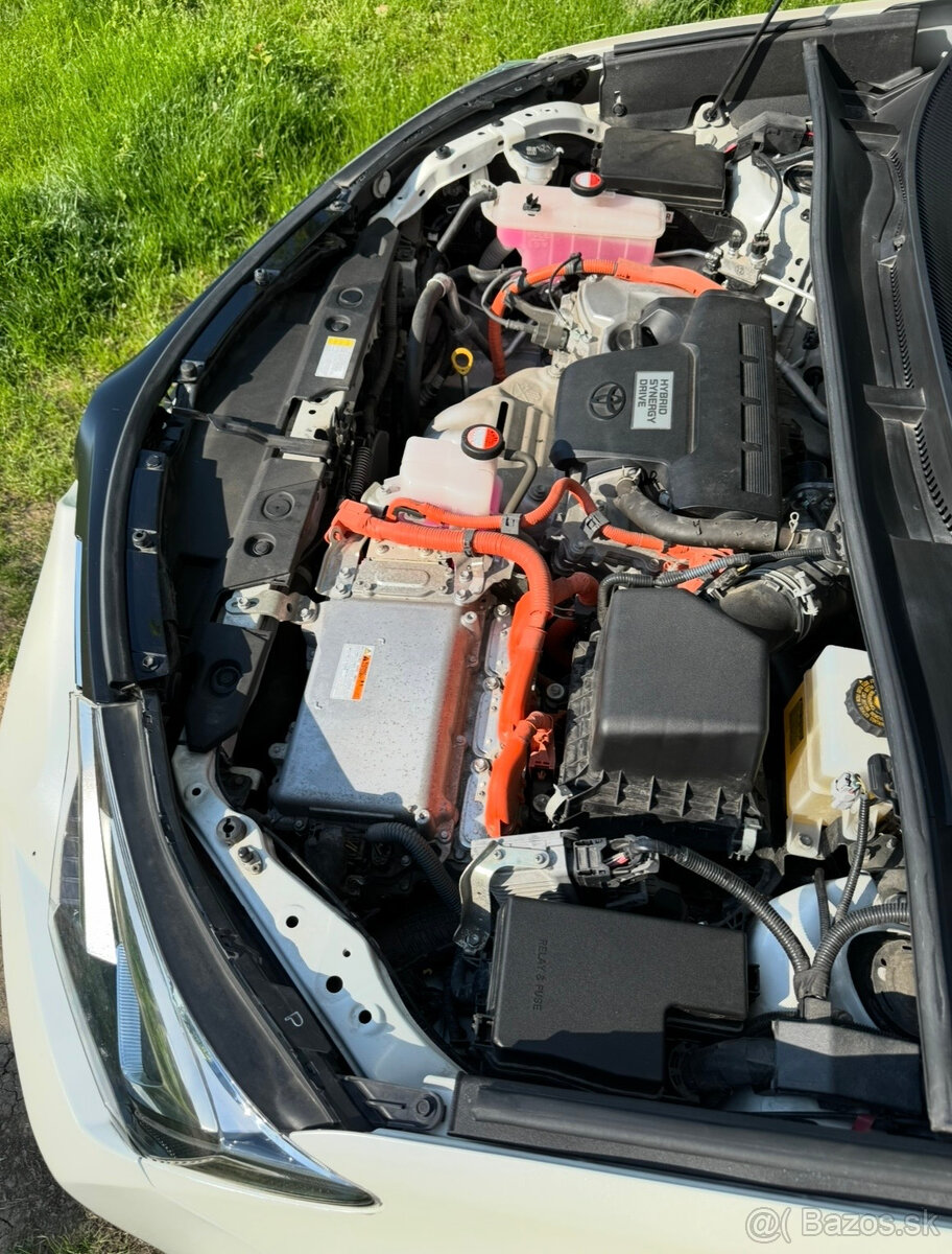 Predám Toyotu RAV4 Hybrid 2,5 benzín - 7