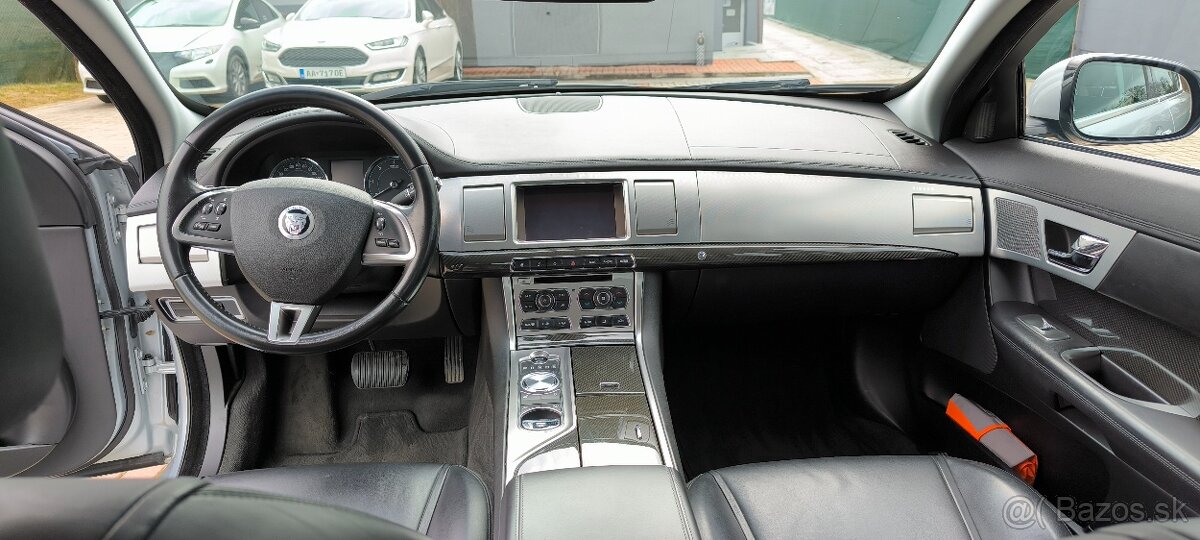 Jaguár XF - 7