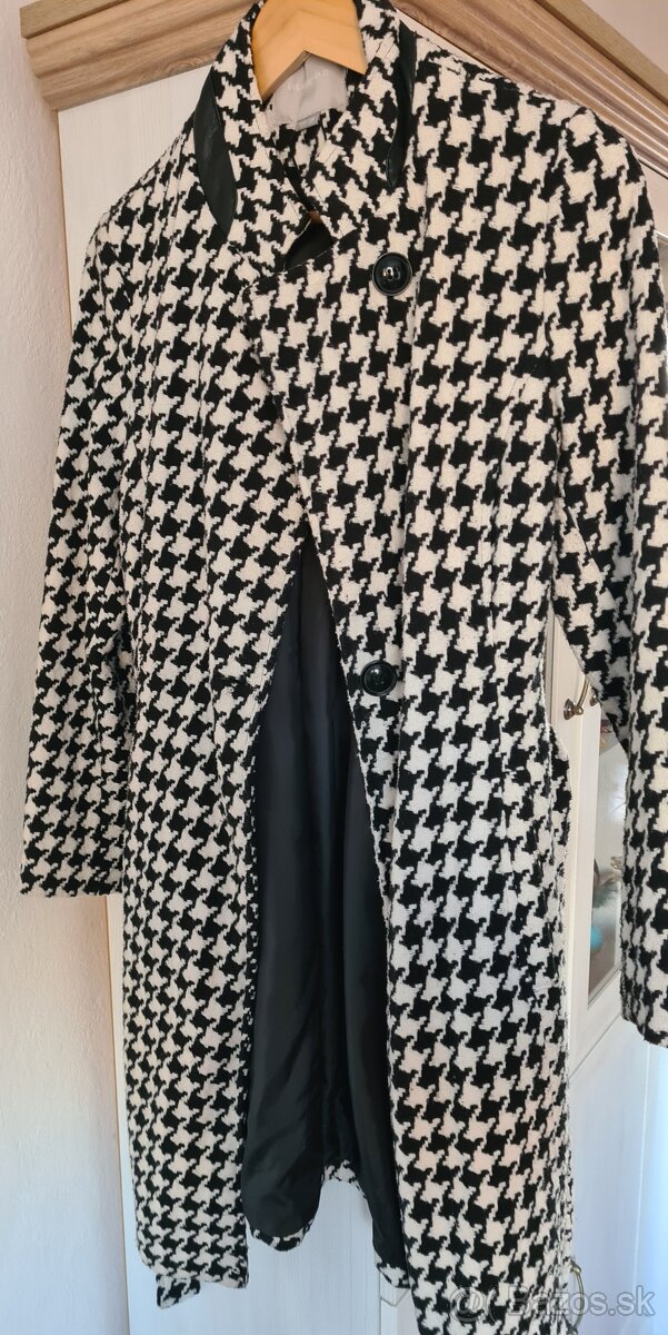 Dámsky kabát, 2 šaty a 3 kabelky. - 7