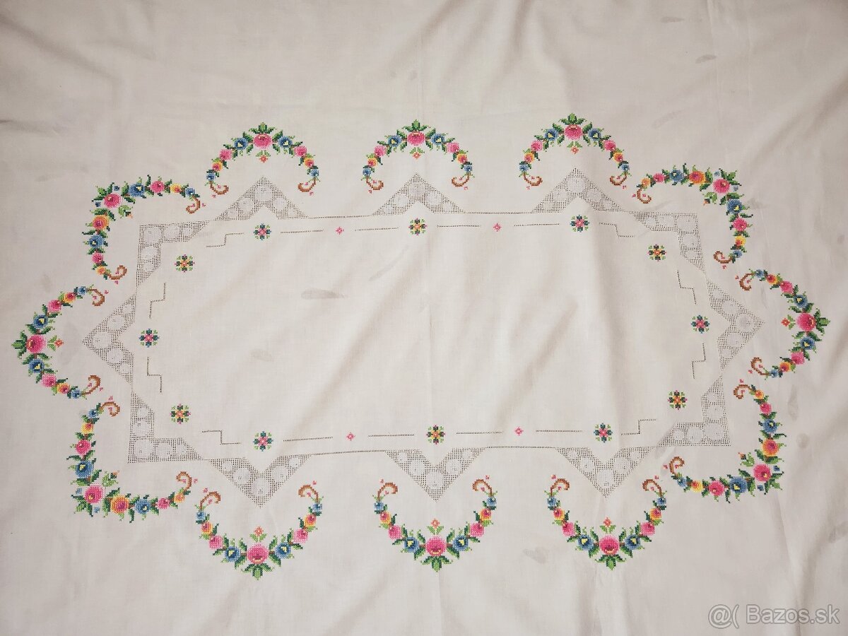 Krásny maslový obrus zdobený farebnou výšivkou kvietkov a až - 7