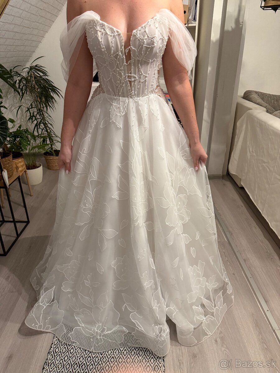 Nadčasové svadobné šaty - 7