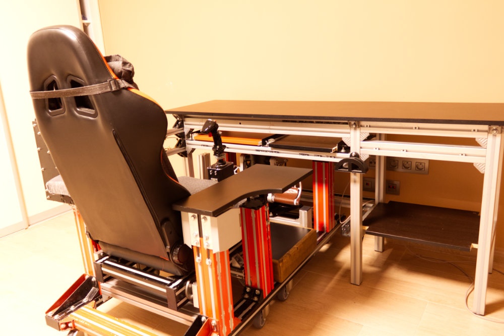 Predám herné kreslo so stolom a príslušenstvom - 7