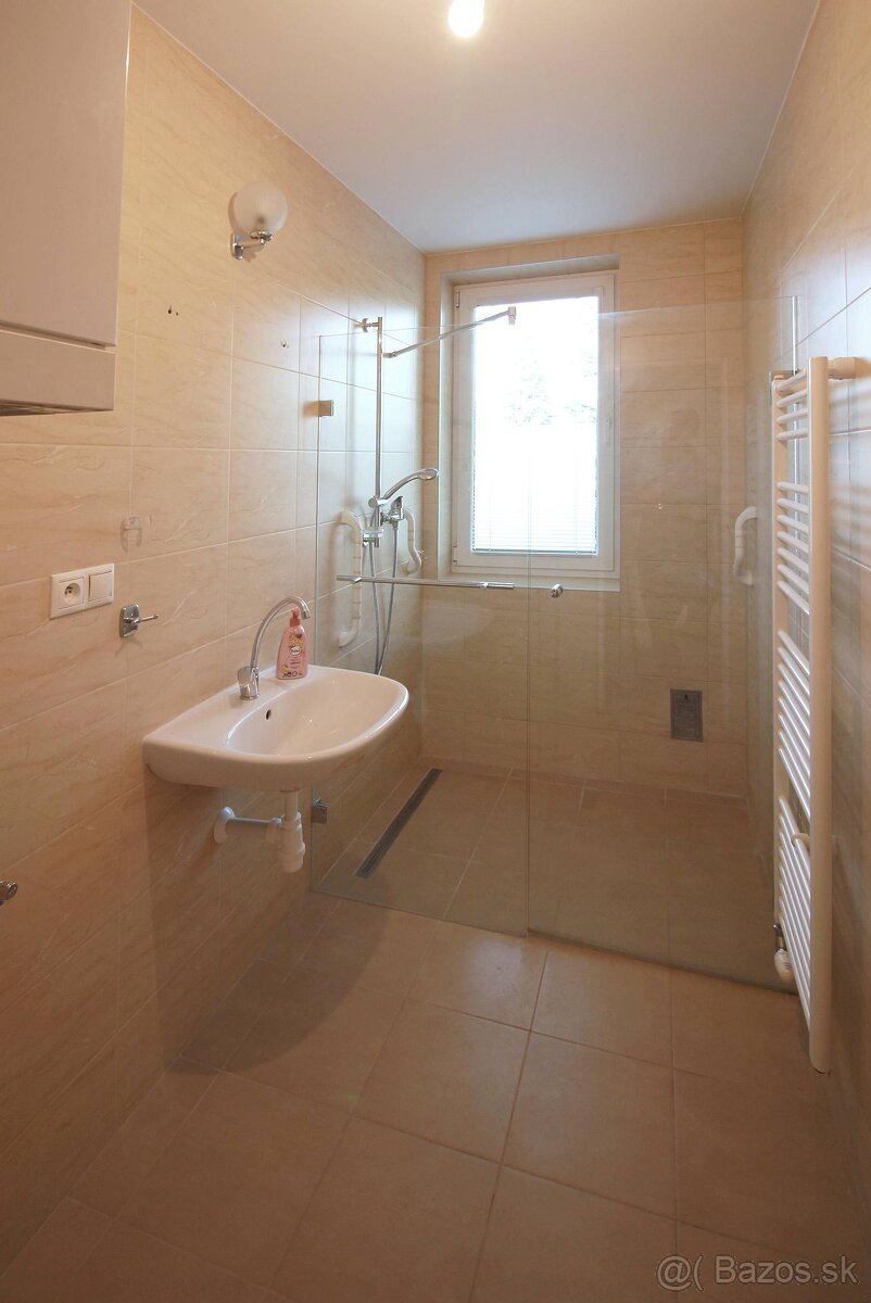 Exluzívny byt v tichej časti mesta Žiar nad Hronom s gar? - 7