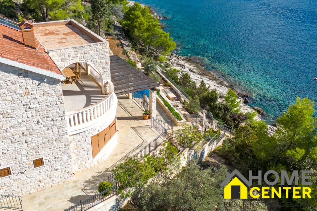 Na predaj ZREKONŠTRUOVANÁ KAMENNÁ VILA /200 m²/ Dalmátsko, K - 7
