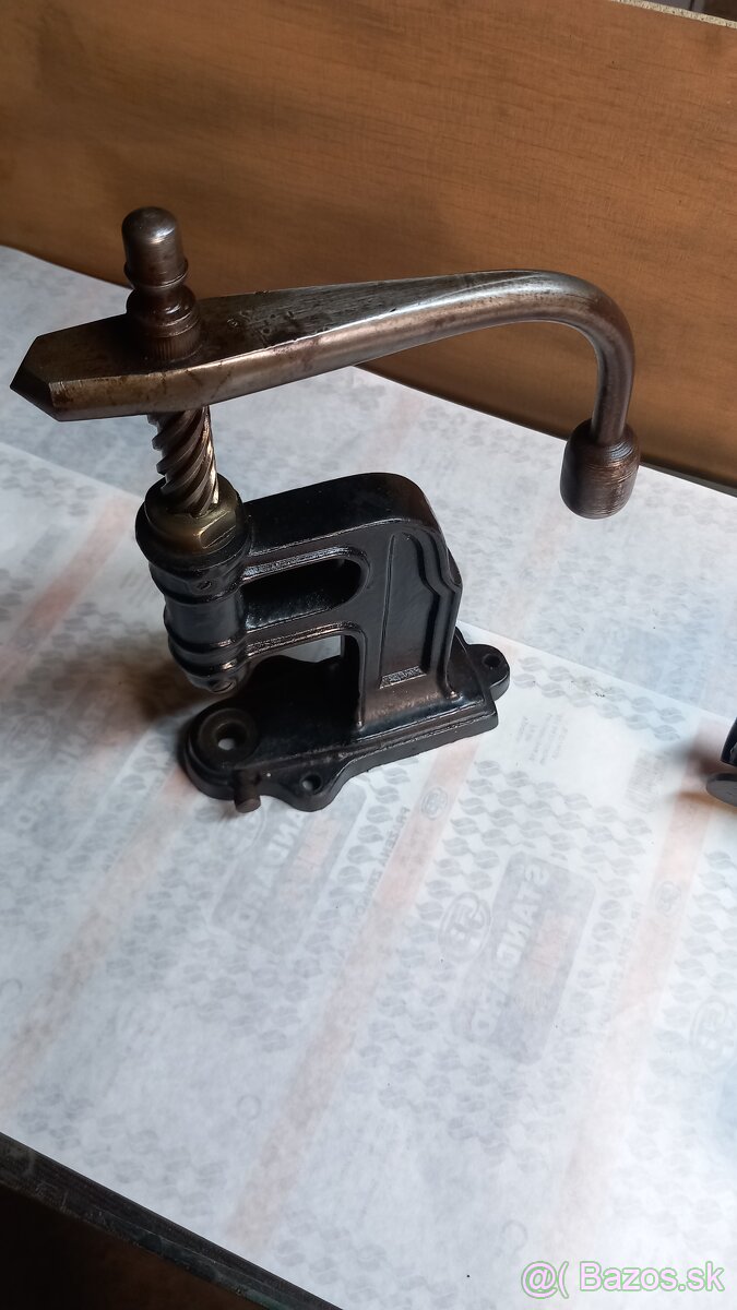 Starožitný zveráčik, obuvnícky lis - 7