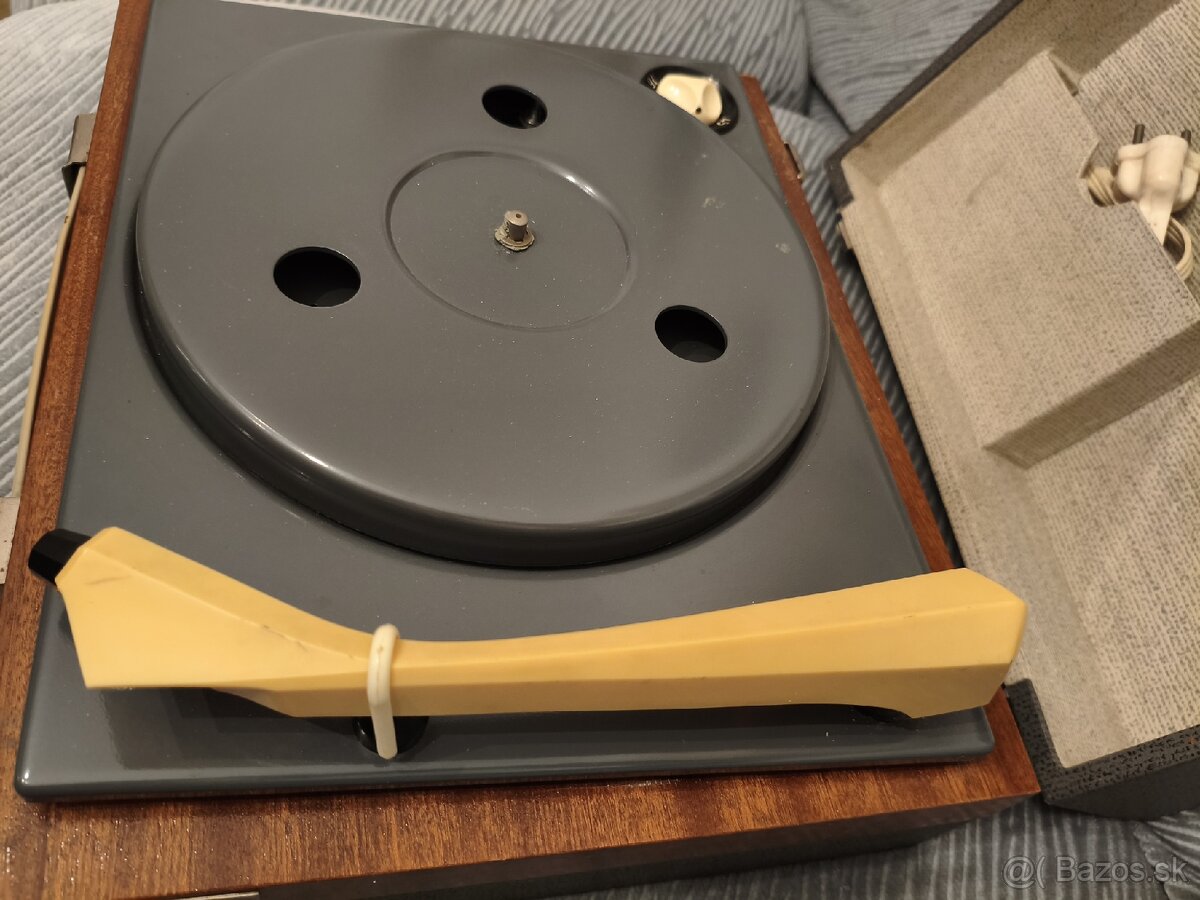 Kufríkový gramofón Tesla - 7