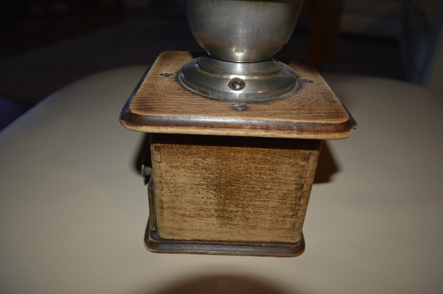 predam starozitny mlyncek na kavu - 7
