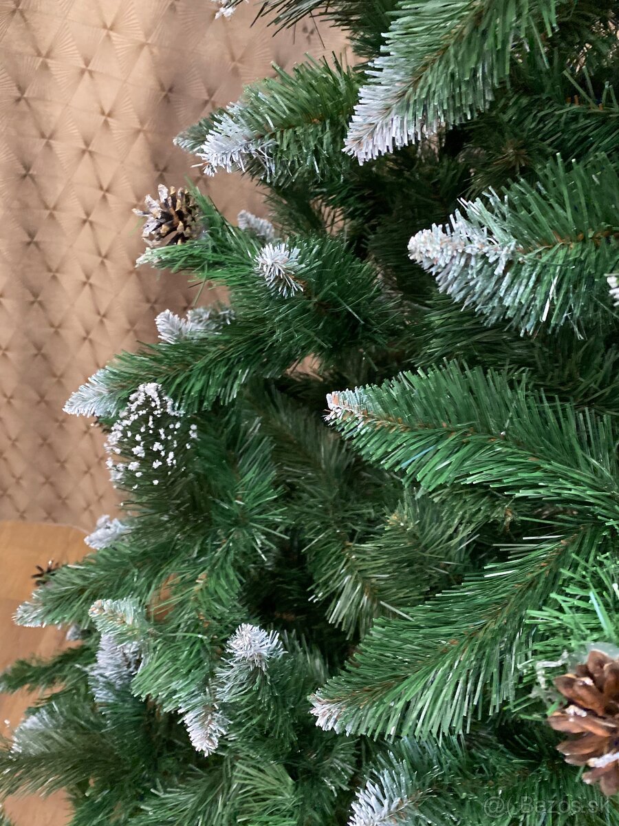 NOVÝ vianočný 3D stromček so šiškami a stojanom, - 7