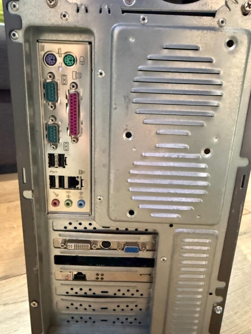 Stolový počítač s Windows XP – ideálny pre staršie programy - 7