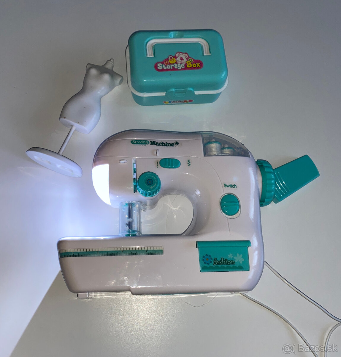 JOKO Detský šijací stroj s kufríkom na nite + stojan na šaty - 7