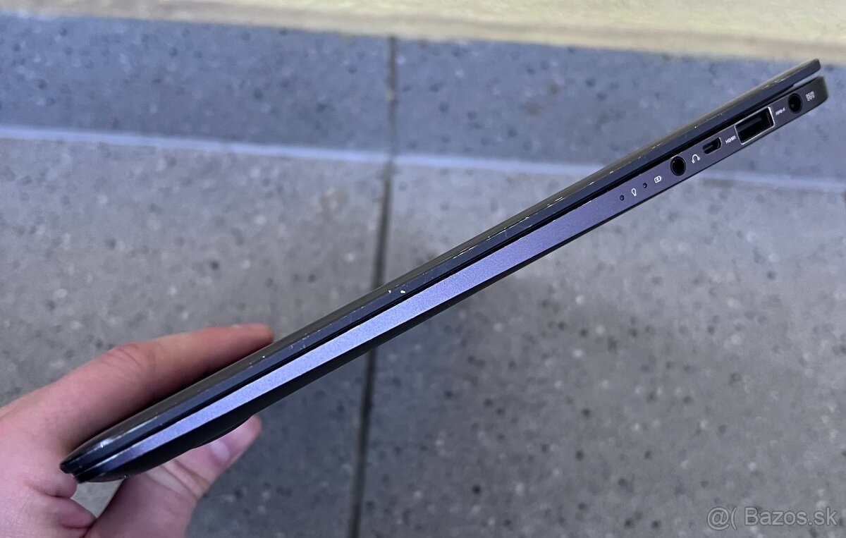 Asus ZenBook / Intel m5 / 4GB RAM / 128GB SSD / 13.3" FHD - 7