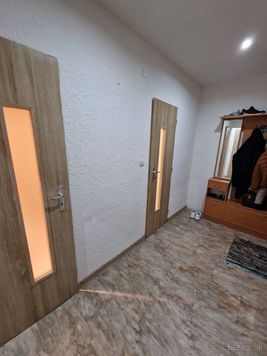 3 izb. byt s loggiou a s balkónom, 71m2 v centre mesta Sereď - 7