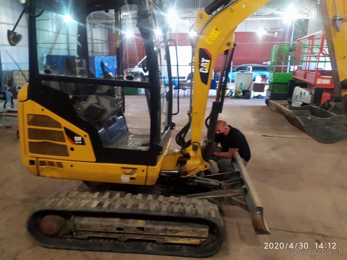 Bager CAT 302,4 D - 7