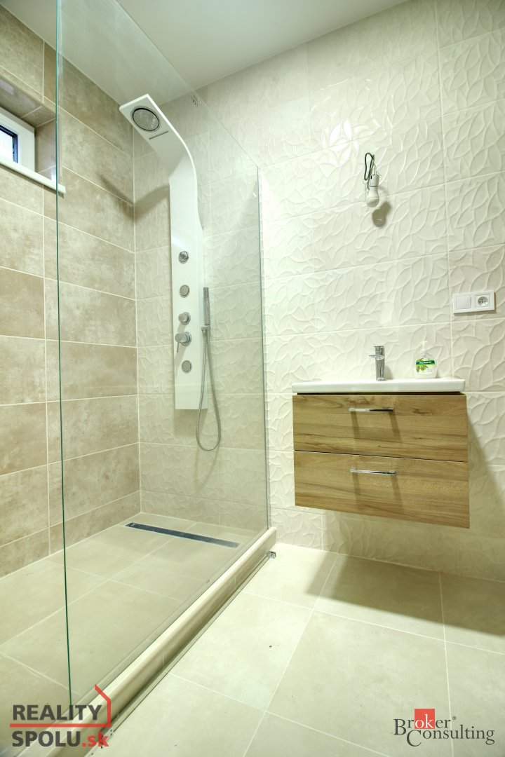 ponúkame na predaj nadštandarný 5 izb. RD po kompletnej reko - 7