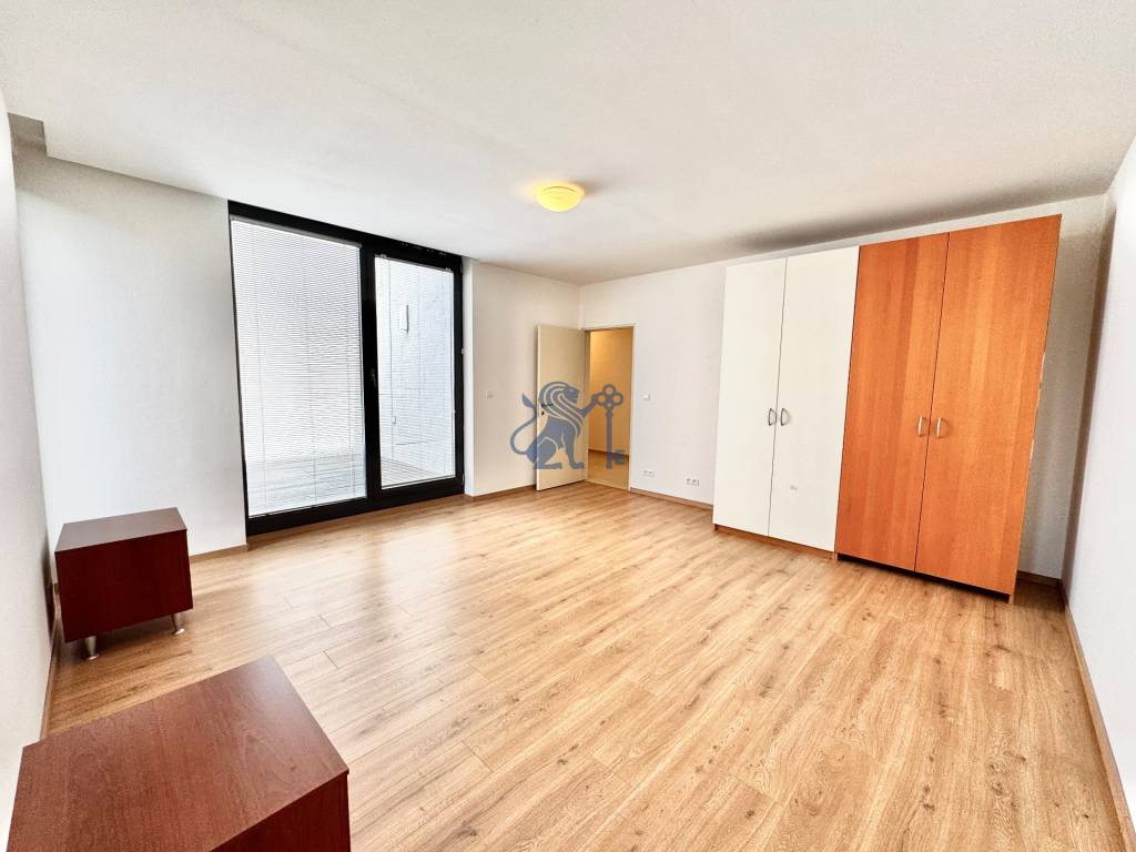 Na prenájom veľký 2- izb. byt na začiatku Koliby s terasou a - 7