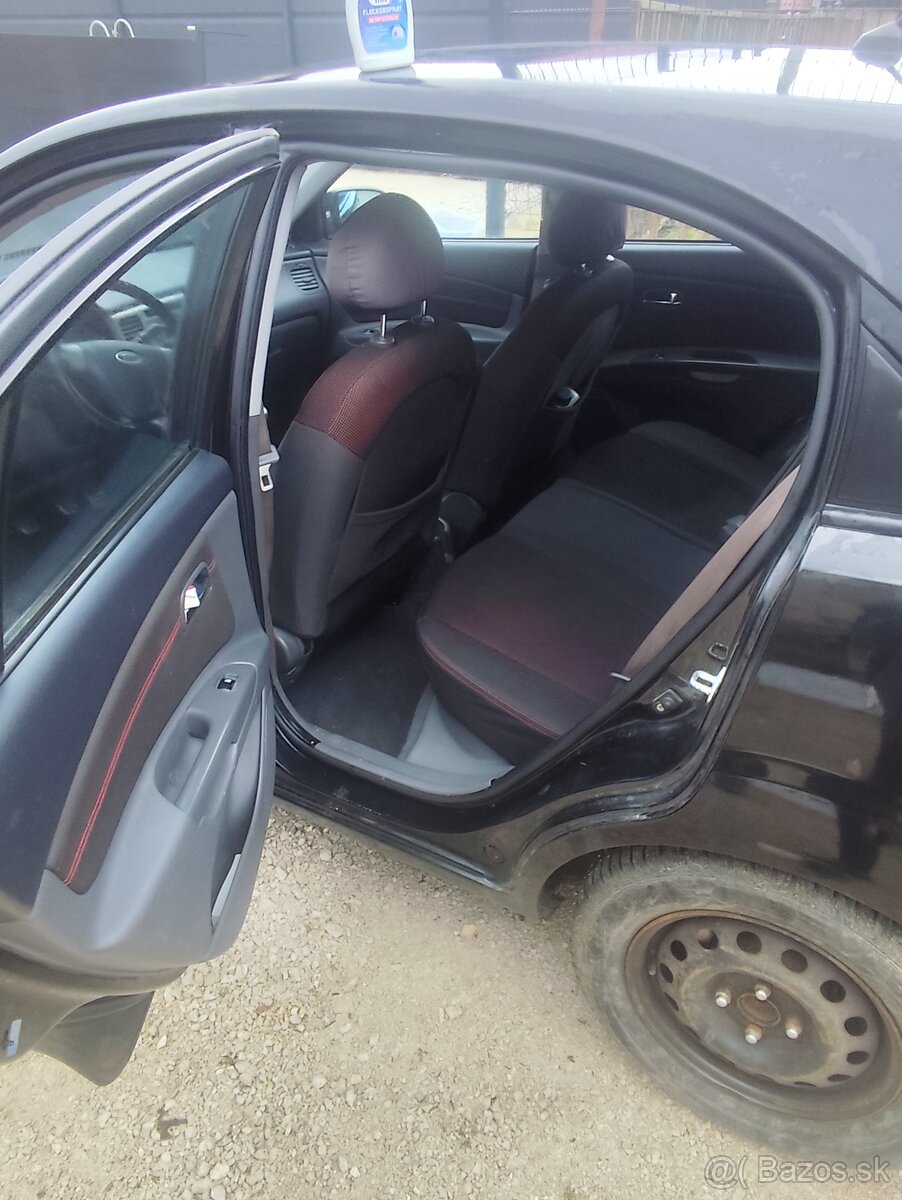 Predam Kia Rio 1.4 benzín 71kw rok 2008 - 7