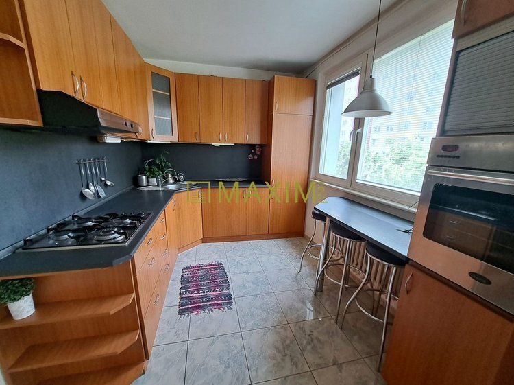 Ponúkame na predaj 4-izbový byt na predaj v Dúbravke na uli - 7