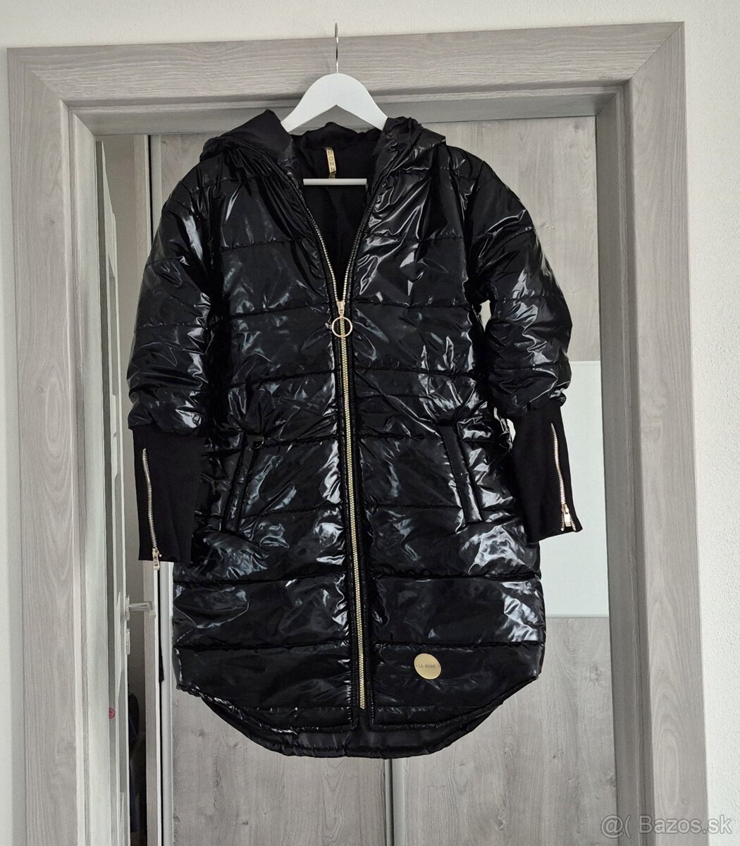 Lesklá bunda s dlhými úpletovými patentmi v.L - 7