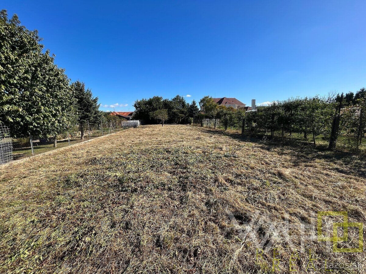 Veľký pozemok až 1699m2, samostatne stojaci RD, všetky IS, H - 7