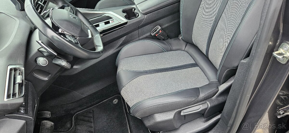 Predám Peugeot 5008 96kw benzín Allure AT, 7 miestne r.2023 - 7