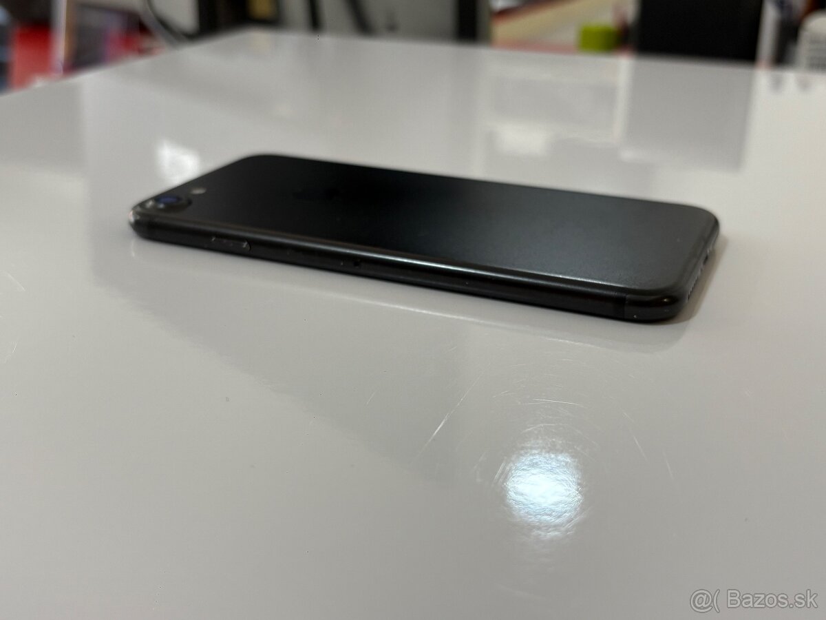 iPhone 7 32GB Black velmi dobry stav - 7