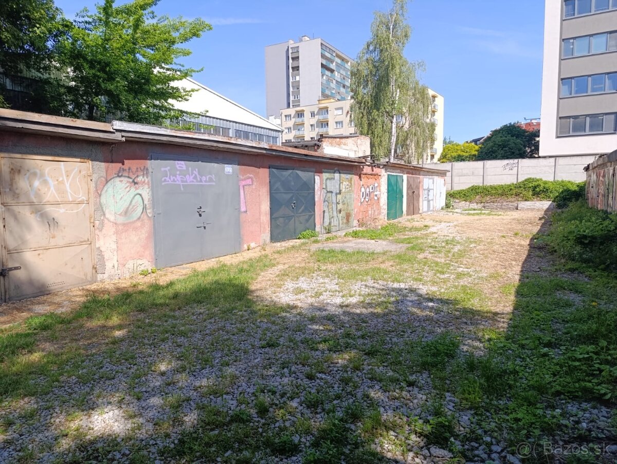 Predam garaz na Kocelovej ulici, - 7