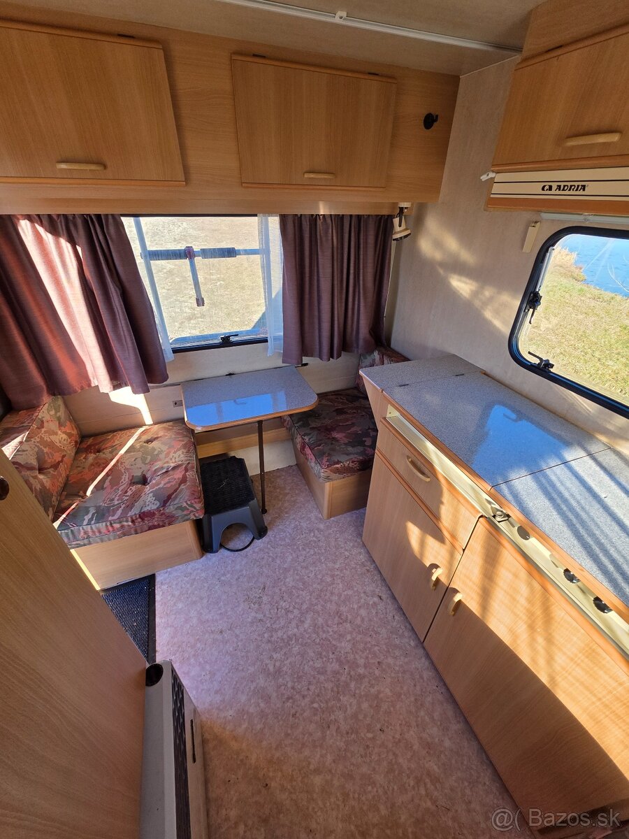 Obytný príves Adria Prima 330 - Predstan, kurenie - 7