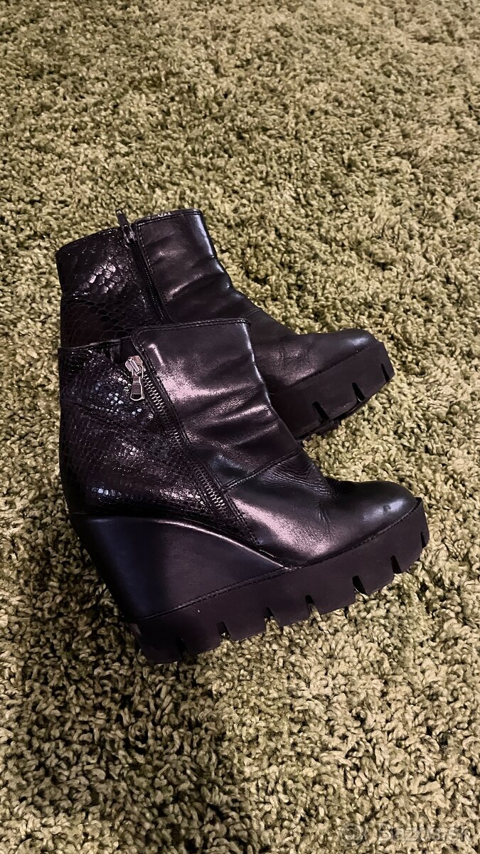 Predám kožuchy S a k nim topánky 38 - 7