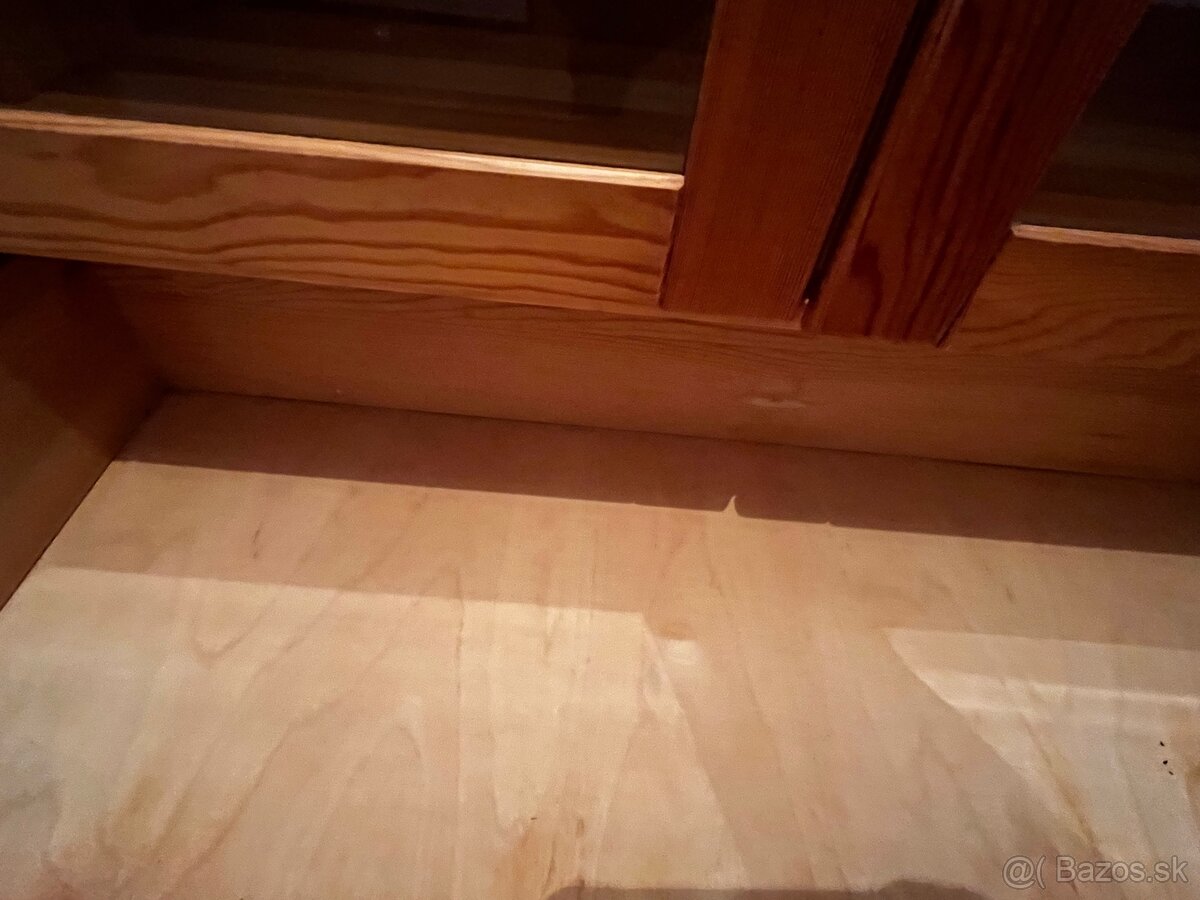 Drevenná vitrína - 7