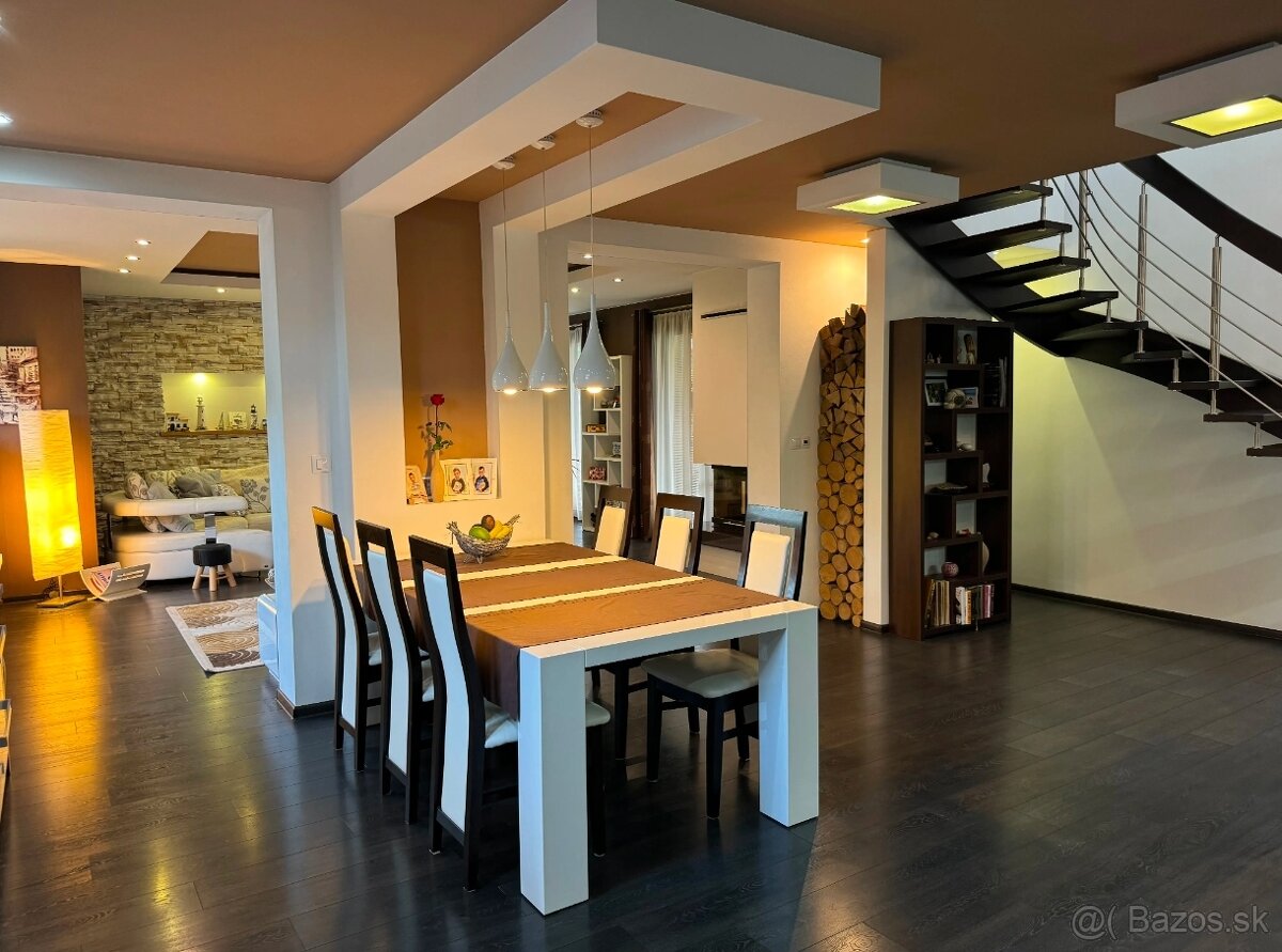 Predaj priestranného 4-izbového rodinného domu v stredomo - 7