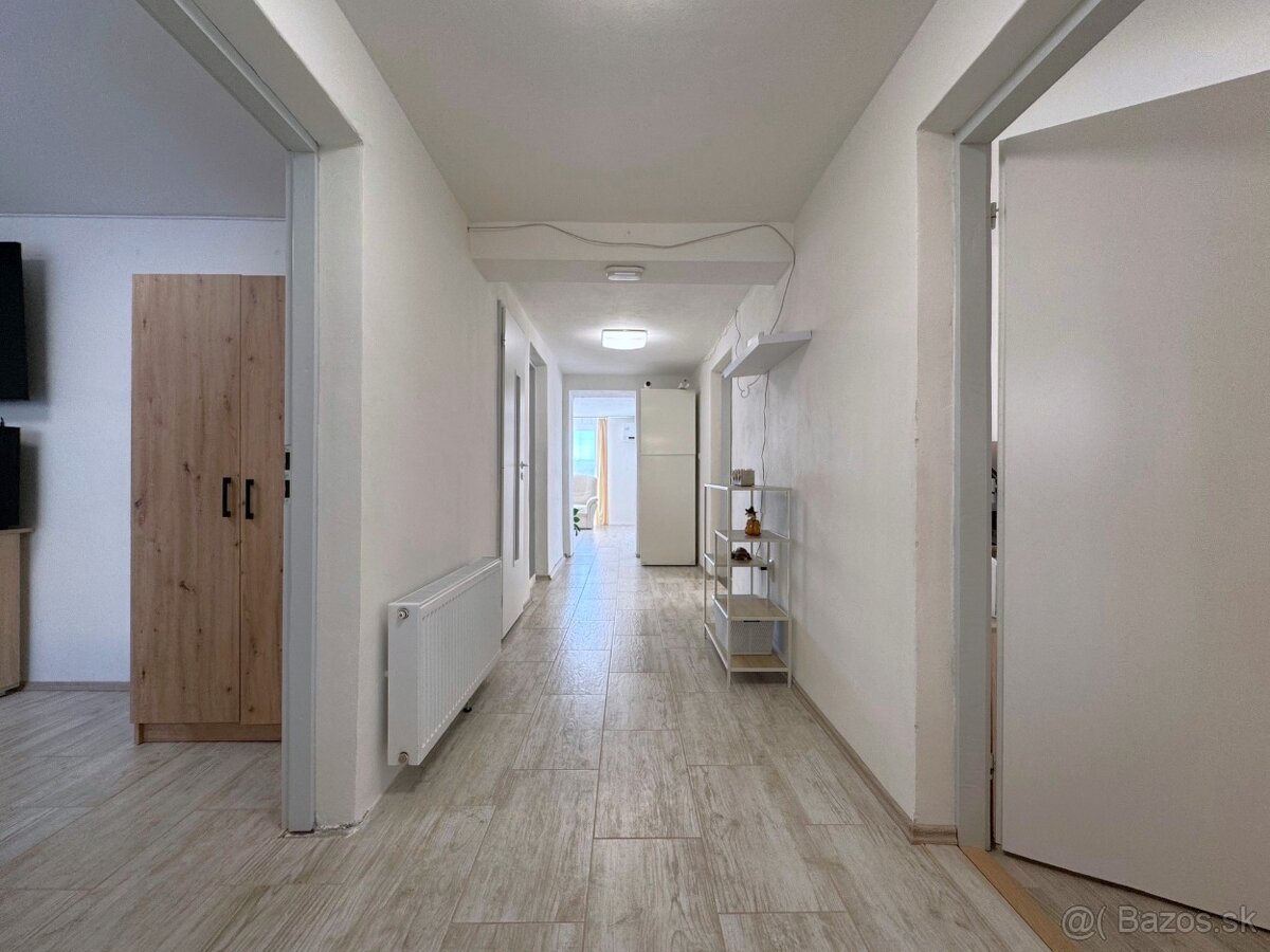 Veľký dvojgeneračný RD s bazénom v obci Petrova Ves - 7