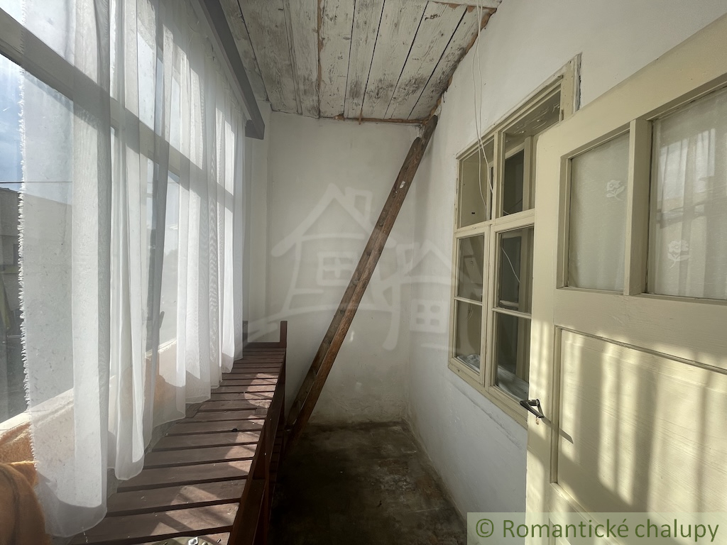 Trojizbový rodinný dom s veľkým pozemkom v Mojmírovciach – - 7