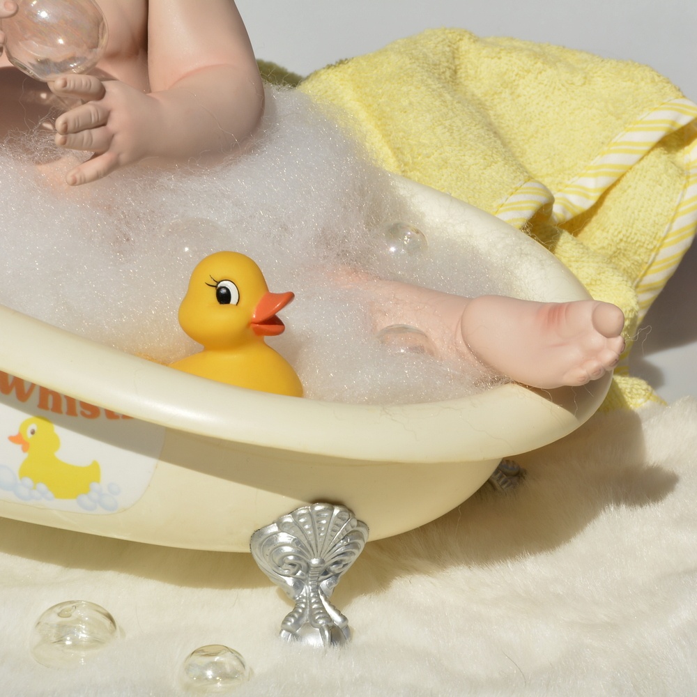 Porcelánová bábika +vanička +kačka +bublinky +kožušinka - 7