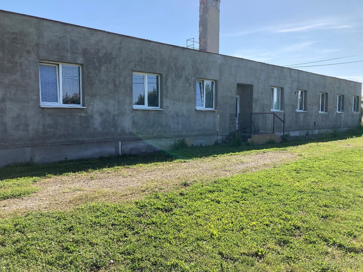 Dom s pozemkom a záhradou - 7