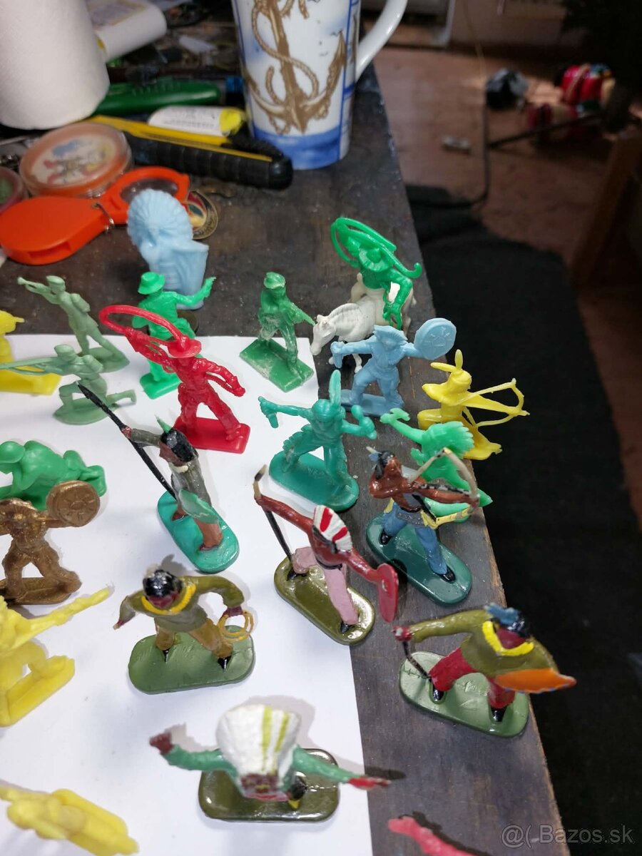 Staré retro figúrky,indiáni,vojaci - 7