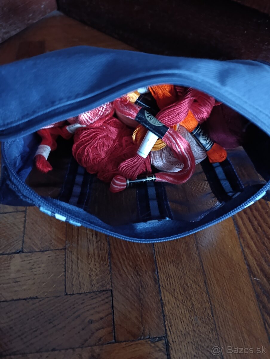 Šijací stroj so skrinou a príslušenstvom - 7