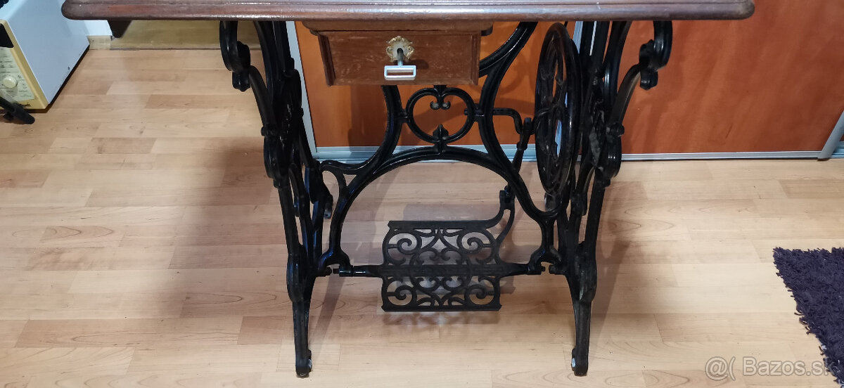 Starožitný šijací stroj značky PFaFF - 7