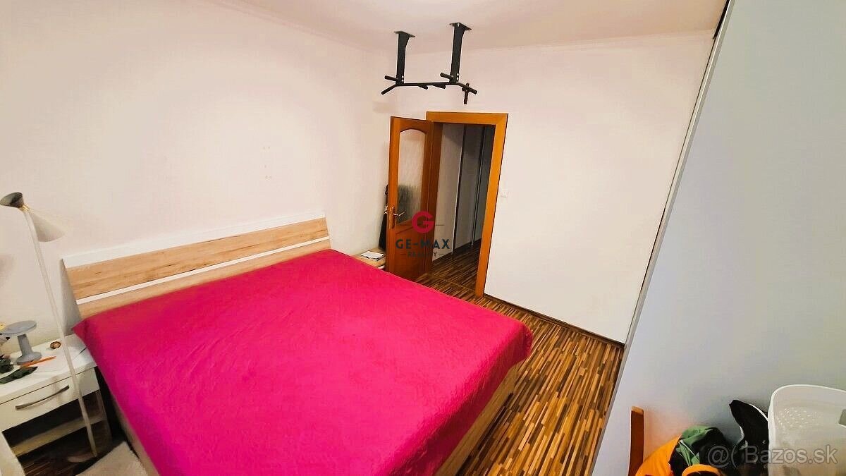 Na predaj priestranný 3-izbový byt – Sídlisko III - 7