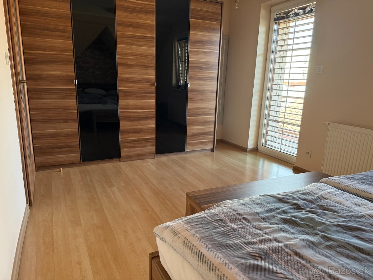 Rodinný dom s dvojgarážou, altánkom, bazénom - 7