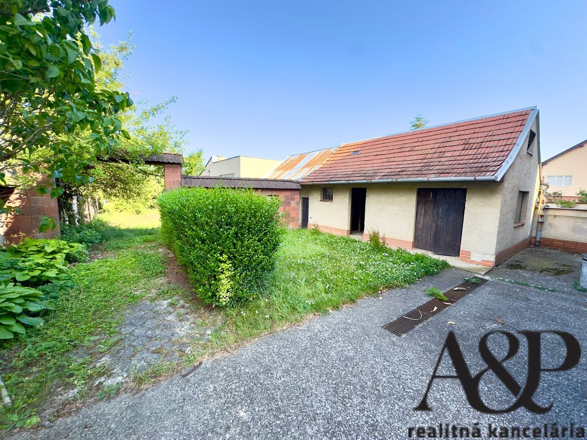 4 IZB. RODINNÝ DOM S GARÁŽOU, POZEMOK 1056M2, ROVENSKO, okr. - 7