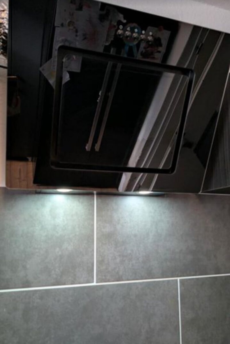 Moderní černá lesklá linka se spotřebiči,5804 - 7