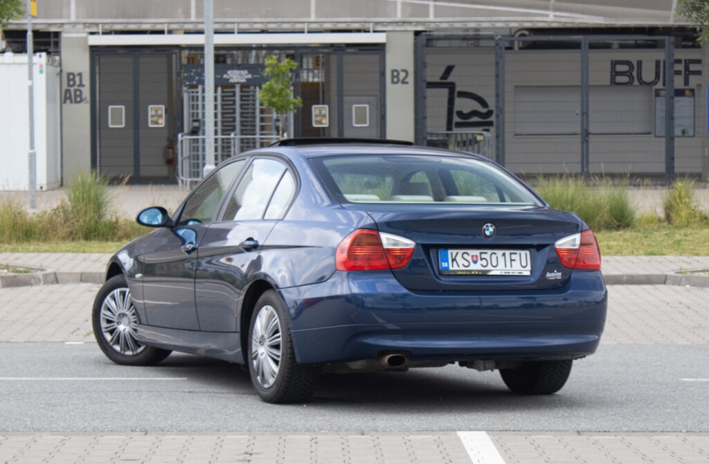 BMW 318i (E90) z roku 2005 - 7