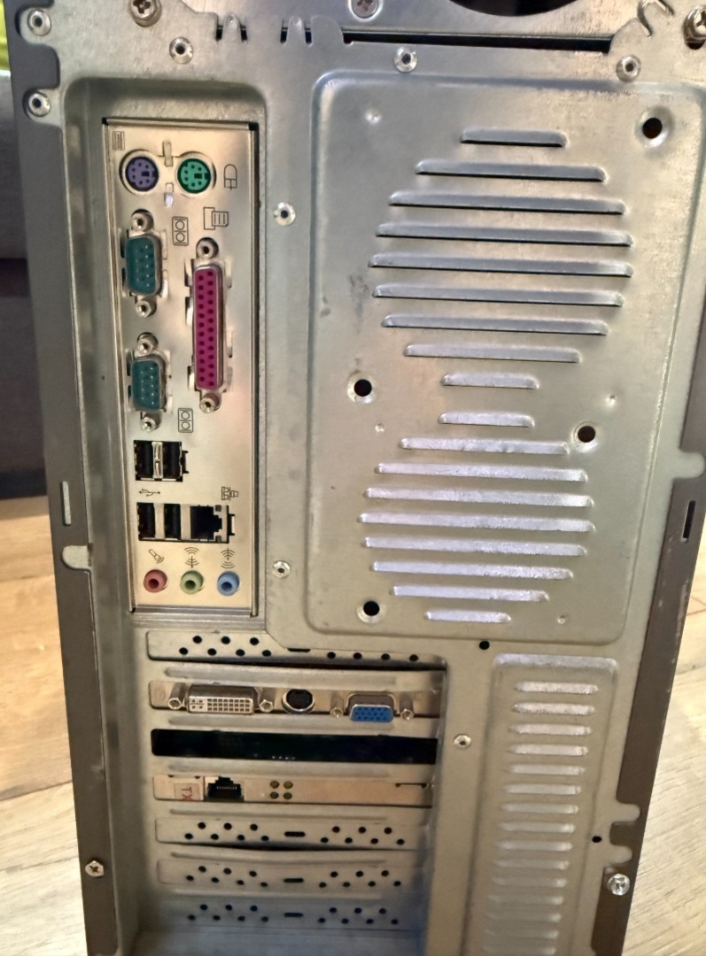 Stolový počítač s Windows XP – ideálny pre staršie programy - 7