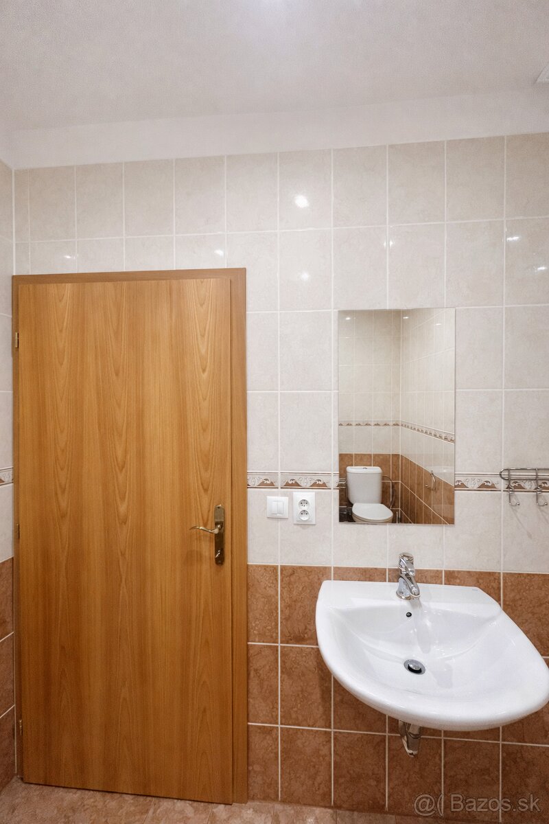 Svetlý podkrovný loft 82 m² v centre Nitry - 7